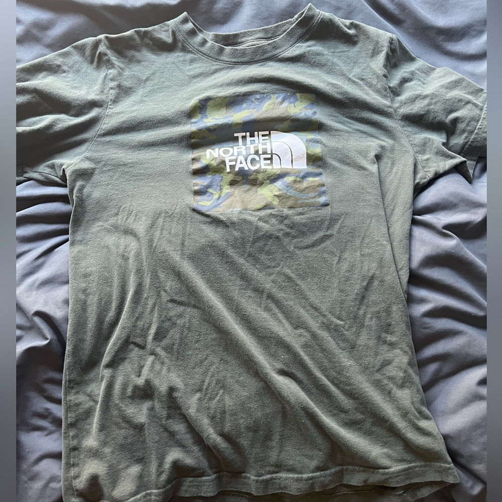 Men’s North Face T-Shirt Size Medium